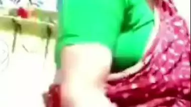 Village aunty saree lifting naked pussy viral show