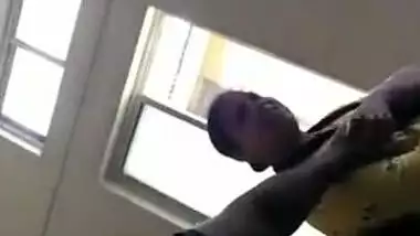 XXX man puts hand in Desi MILF's sari and paws boobs in MMS porn